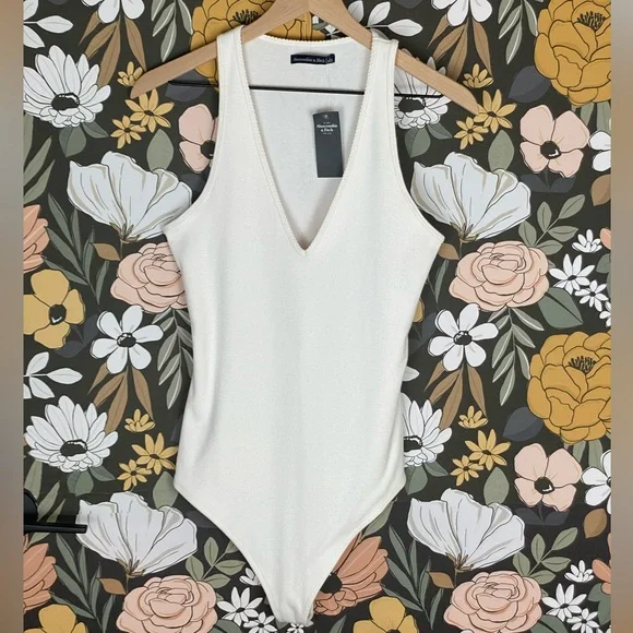 NWT Abercrombie & Fitch Seamless Rib Deep V-Neck Bodysuit Women Size Large - Picture 1 of 8
